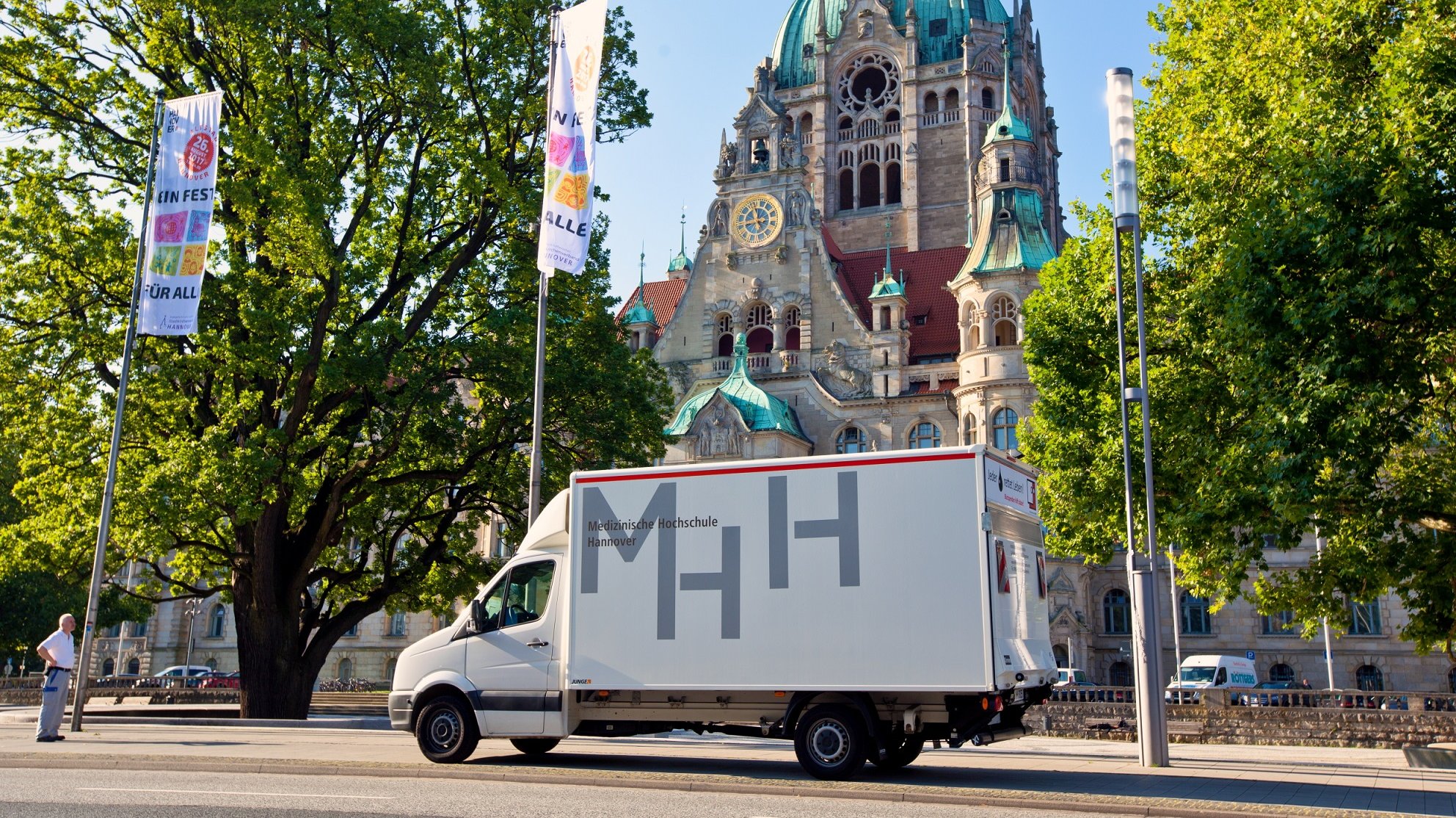 Fahrzeug der MHH vor dem Rathaus Hannover