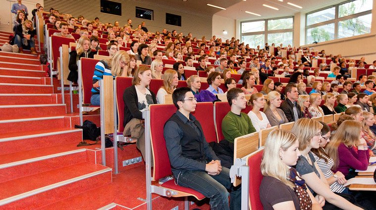 mit Menschen gefüllter Hörsaal