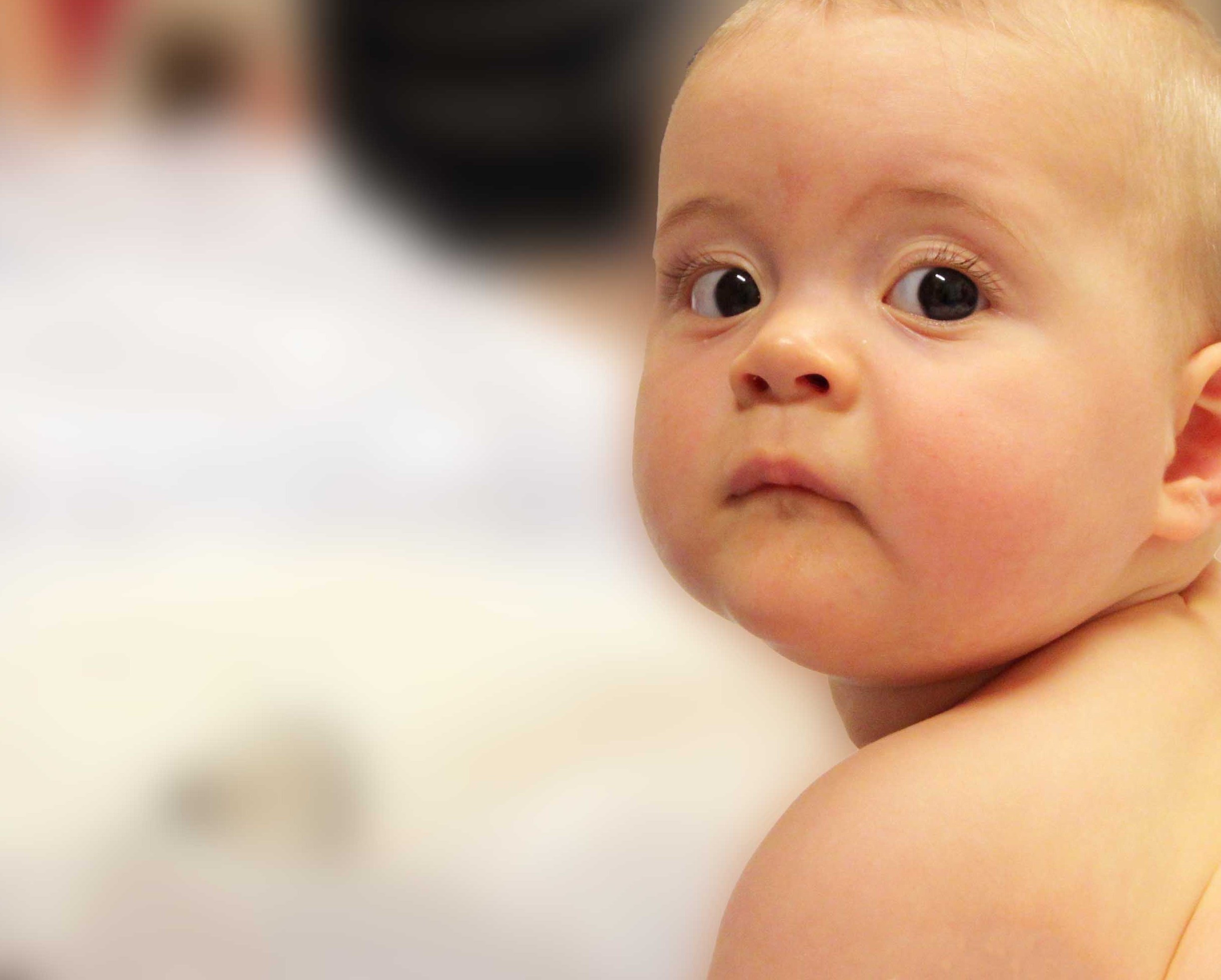 © Brigitte Rode | MHH Baby sieht den Leser neugierig an