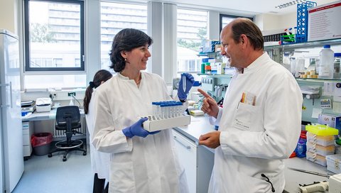 Dr. Tamar Kapanadze und Professor Dr. Florian Limbourg stehen im Labor und unterhalten sich