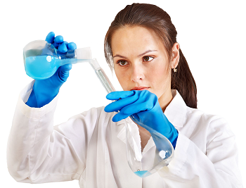 Eine junge Laborantin lääst eine hell-blaue Flüssigkeit aus einer Glaskolbe in ein Probierröhrchen fließen.