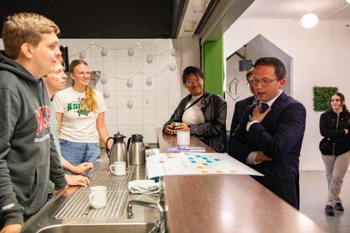 Minister Falko Mohrs exchanges ideas with representatives of the AStA.