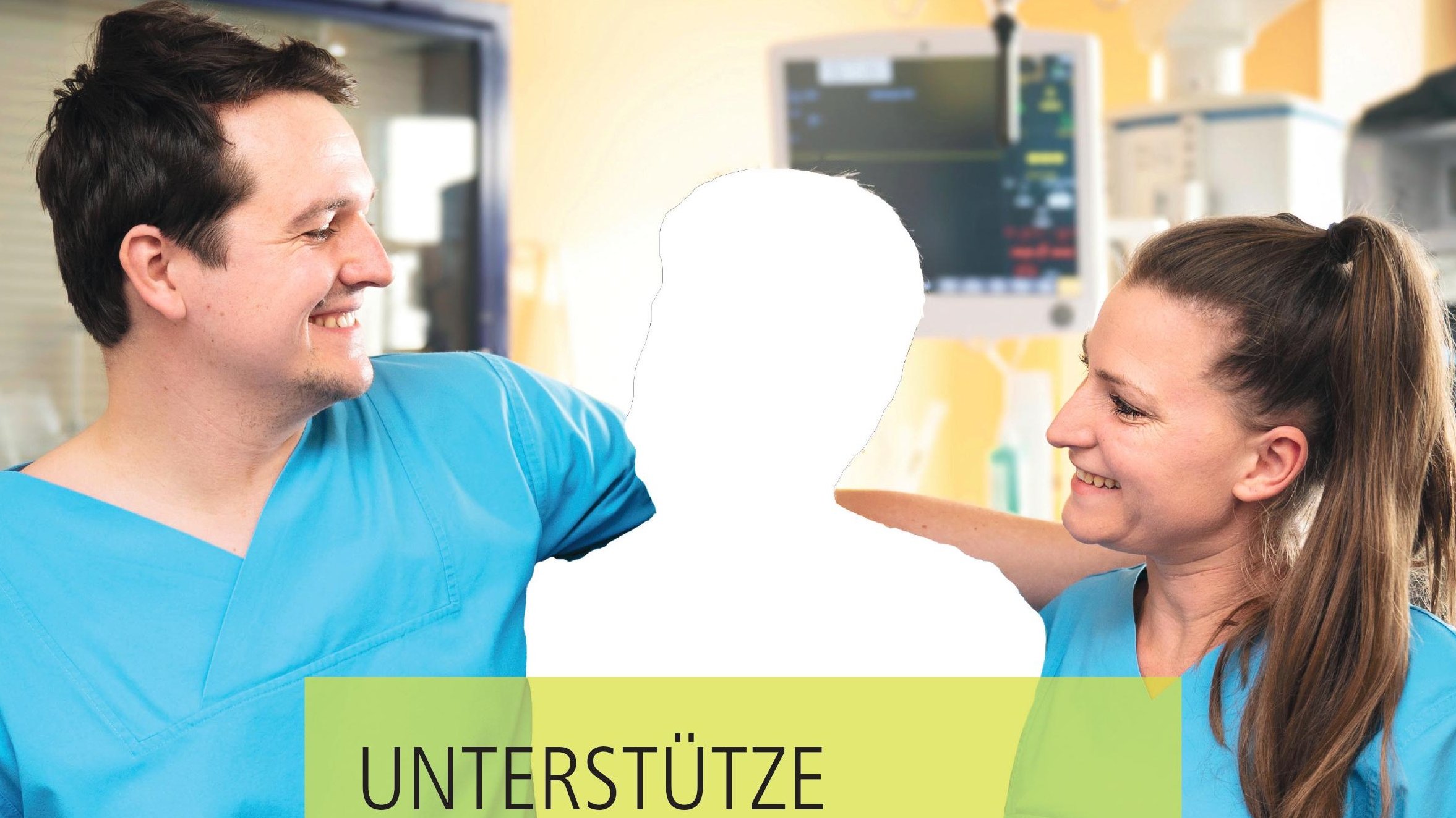 Ein Mann und eine Frau, beide im blauen Kasack, stehen nebeneinander und schauen sich an. In ihrer Mitte ist nur die Silhouette einer anderen Person zu sehen.