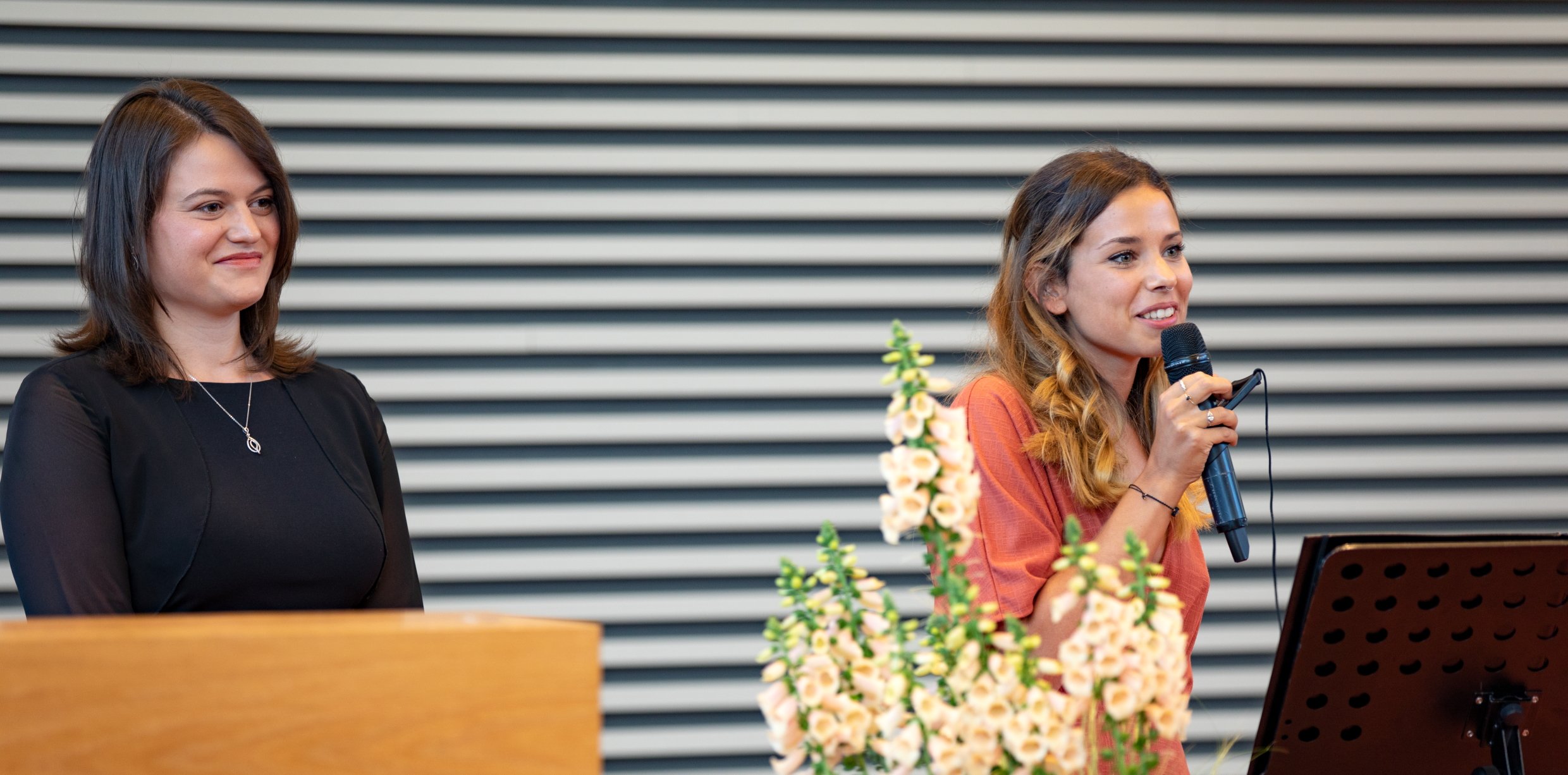  Die Absolventinnen Katrin Koch und Charlotte Baumgärtel hielten die Abschlussrede.