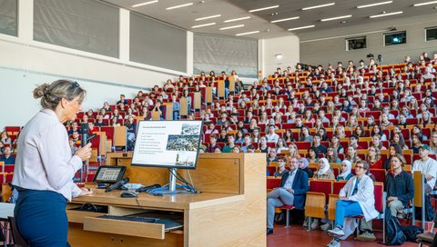 A packed lecture hall. Copyright: André Schweigler/MHH