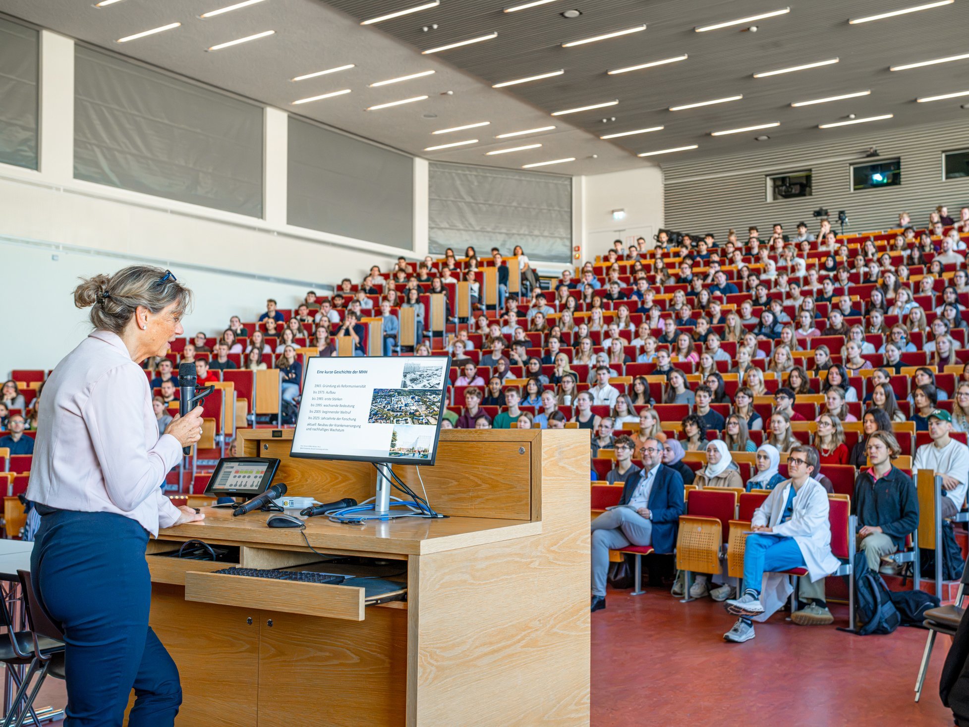 A packed lecture hall. Copyright: André Schweigler/MHH