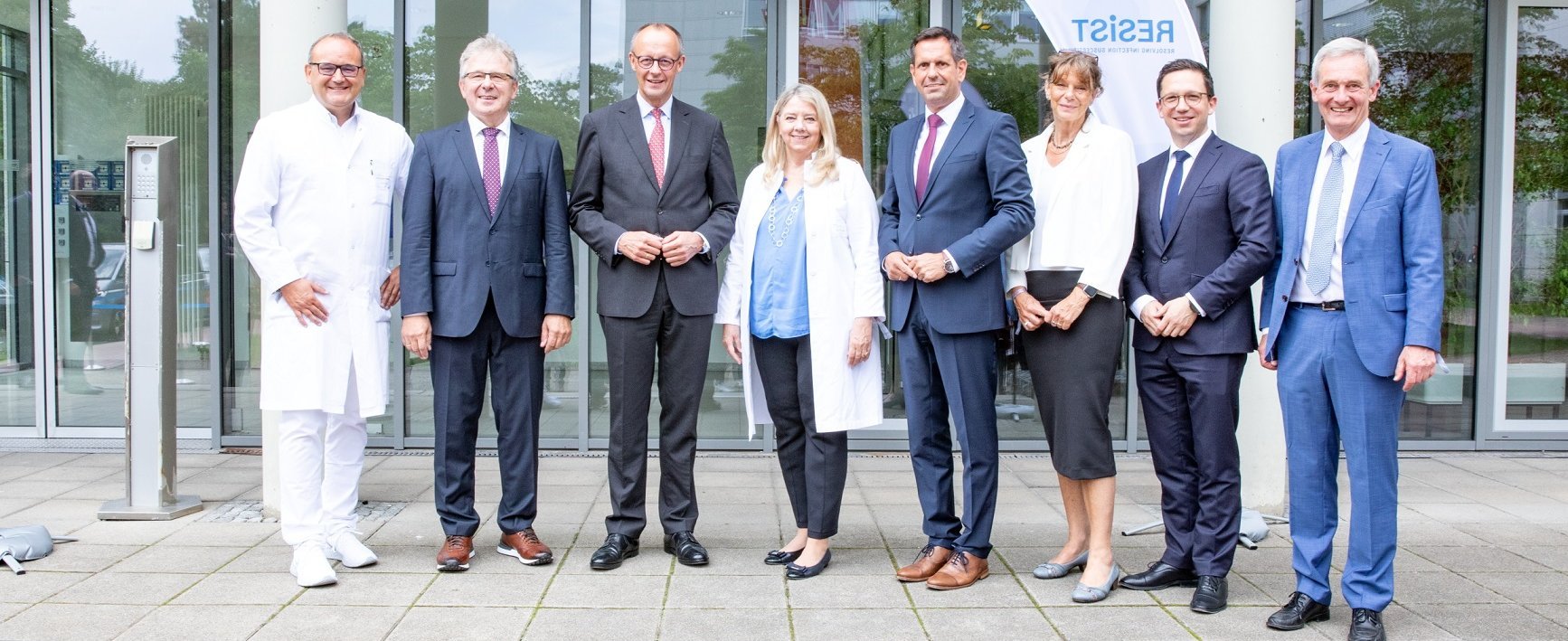 Professor Markus Cornberg, Professor Reinhold Förster, Bundeskanzler Friedrich Merz; Professorin Gesine Hansen, Ministerpräsident Olaf Lies, MHH-Präsidentin Professorin Denise Hilfiker-Kleiner, Wissenschaftsminister Falko Mohrs und Professor Thomas F. Schulz. 
