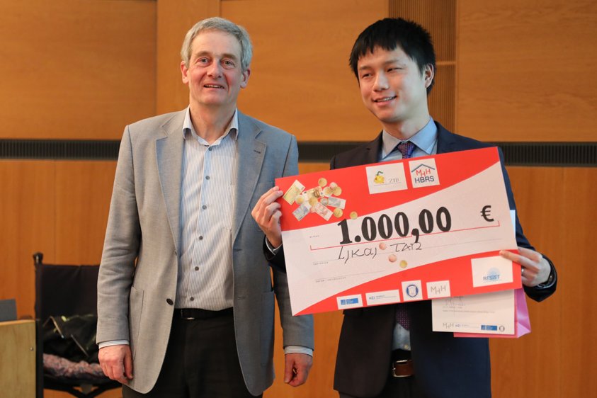 Copyright: Johann, Sabine/Institute of Immunology/MHH Student with professor