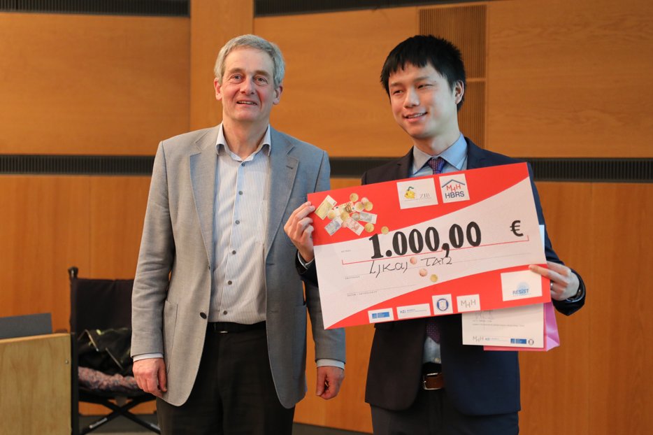 Copyright: Johann, Sabine/Institute of Immunology/MHH student with professor