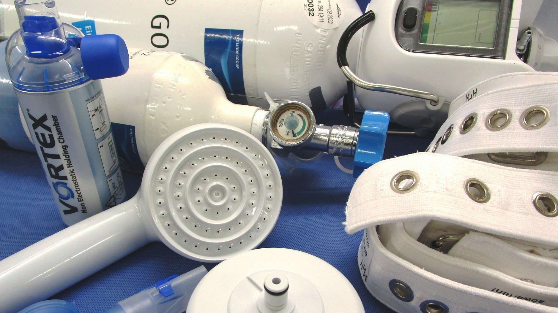 Sauerstoffflasche und andere Materialien, welche in der Abteilung desinfiziert werden