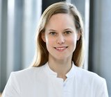 Porträtbild von Friederike Klein, die einen weißen Arztkittel trägt. 