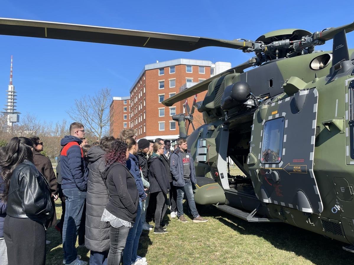 Ein Hubschrauber auf einer Wiese.