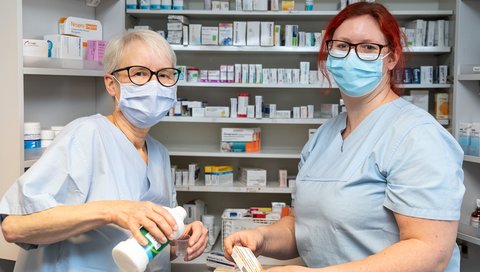 Die Pflegekräfte Ulrike Laabs (li.) und Kristina Salfeld stehen neben einander. Copyright. Karin Kaiser/MHH