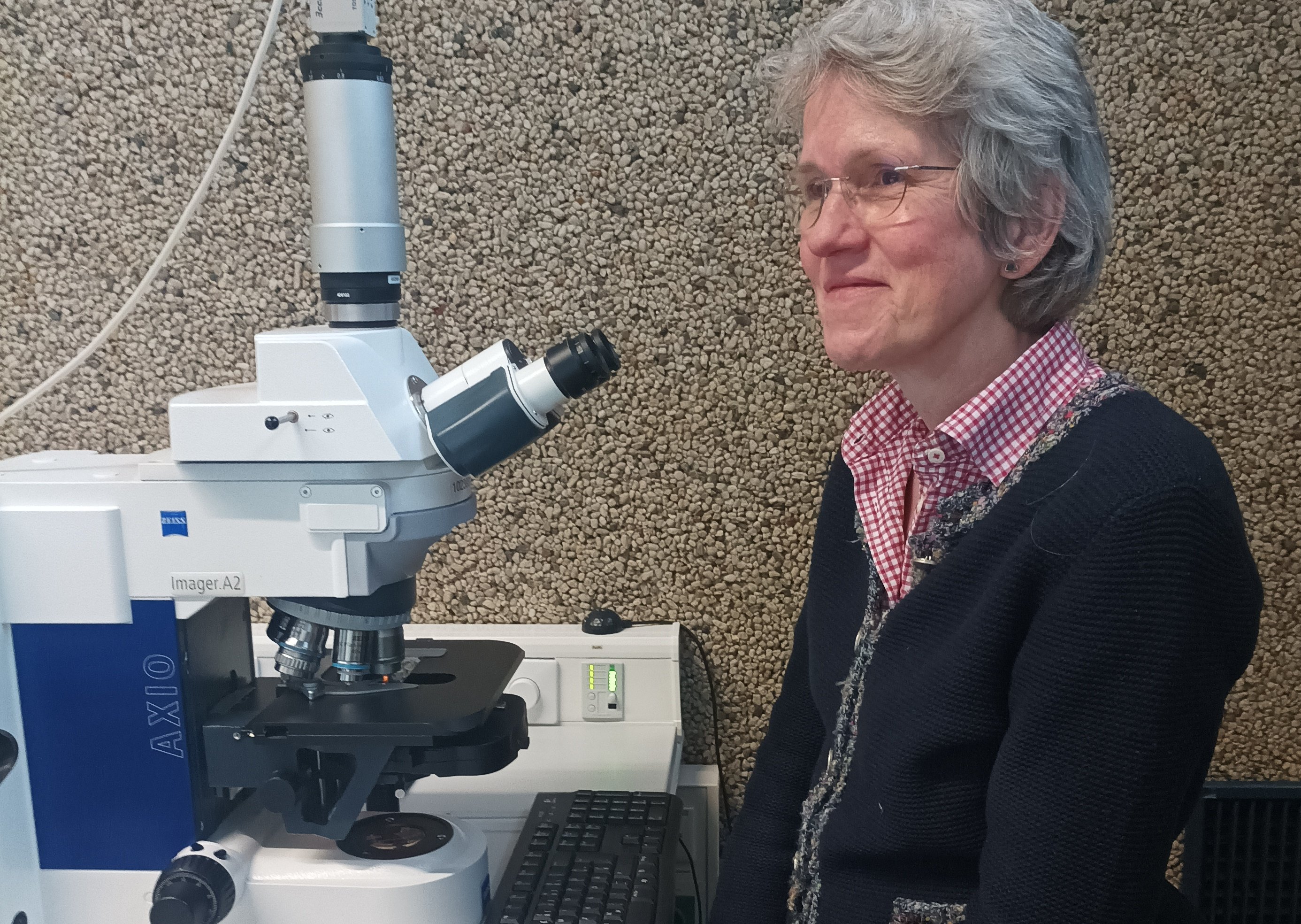 Fr. Dr. Gudrun Brandes am Kursmikroskop