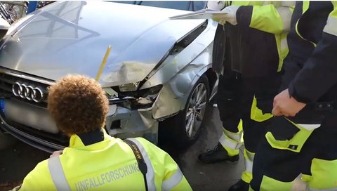 MHH-Unfallforscher begutachten den Schaden an einem Auto.