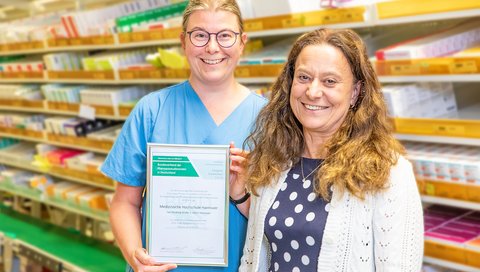 Dr. Heike Alz (rechts) und Dr. Gesine Picksak in der Zentralapotheke