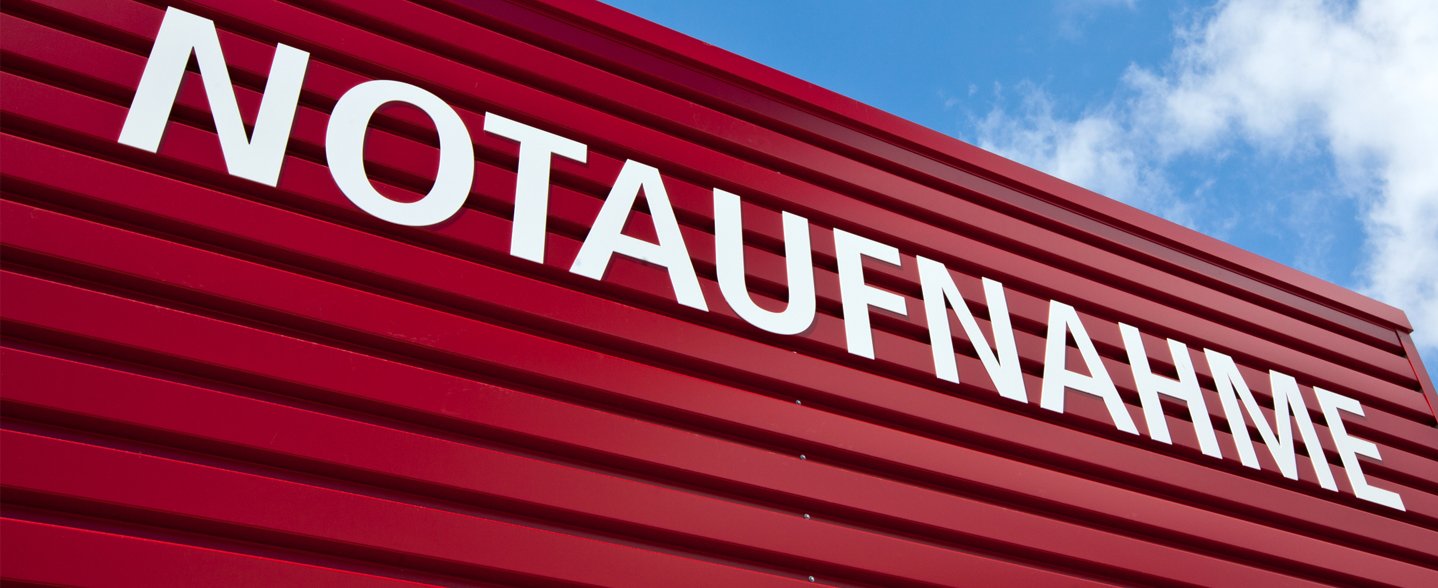 Schriftzug Notaufnahme am Eingang der Zentralen Notaufnahme der MHH. 