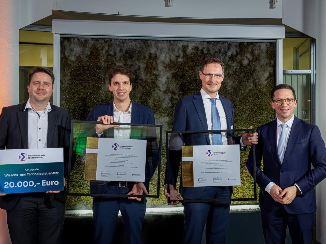 Eine Gruppe von Männern mit Trophäen in der Hand.