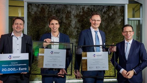 Eine Gruppe von Männern mit Trophäen in der Hand.