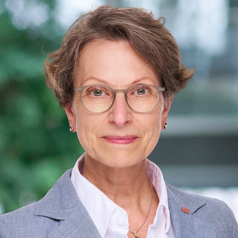 Portrait von martina Saurin, Vizepräsidentin und Vorstandsmitglied für das Ressort Wirtschaftsführung und Administration