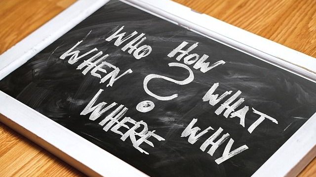 Copyright: Gerd Altmann/Pixabay Copyright: Gerd Altmann/Pixabay_eine weiß umrandete kleine Tafel mit den Frageworten how, what, why, where, when und who, mit weißer Kreide geschrieben.