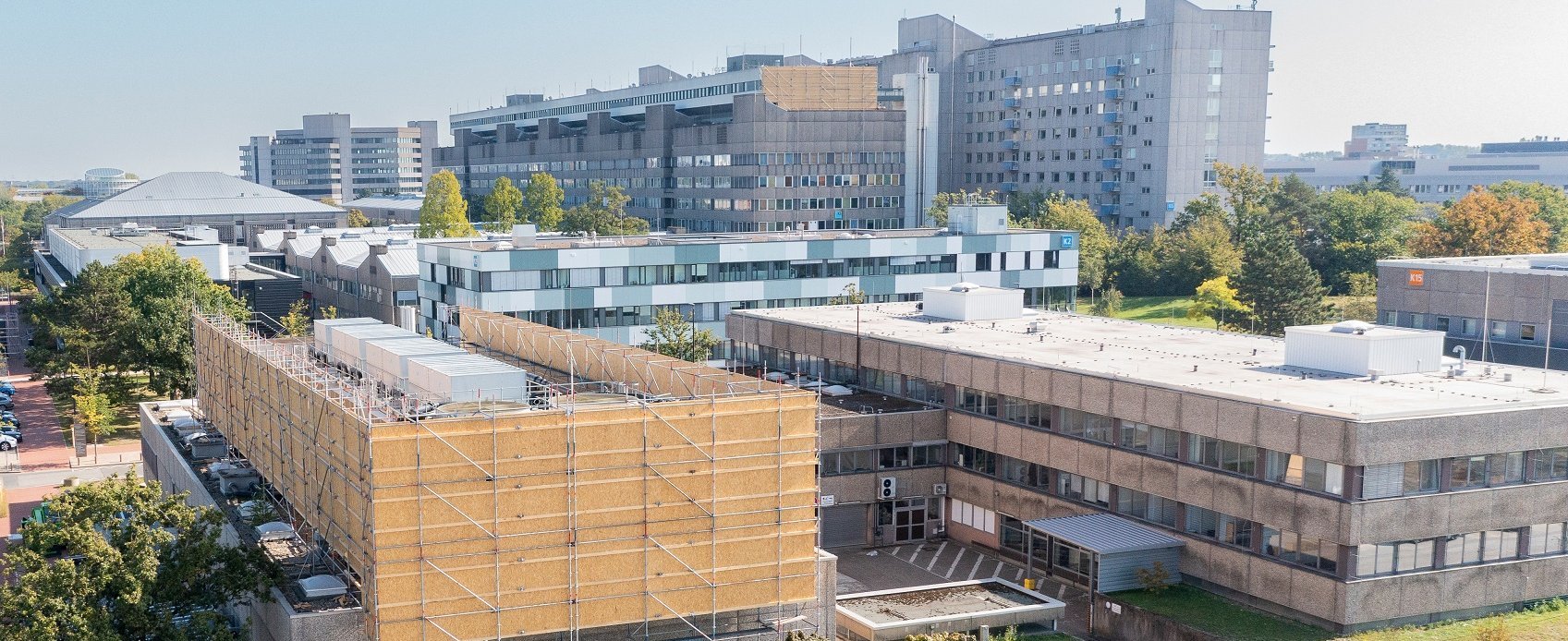 Blick auf den MHH-Campus mit dem Bettenhaus im Hintergrund.
