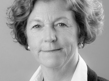 Portrait von Prof. Dr. med. Brigitte Schlegelberger in schwarz weiß.