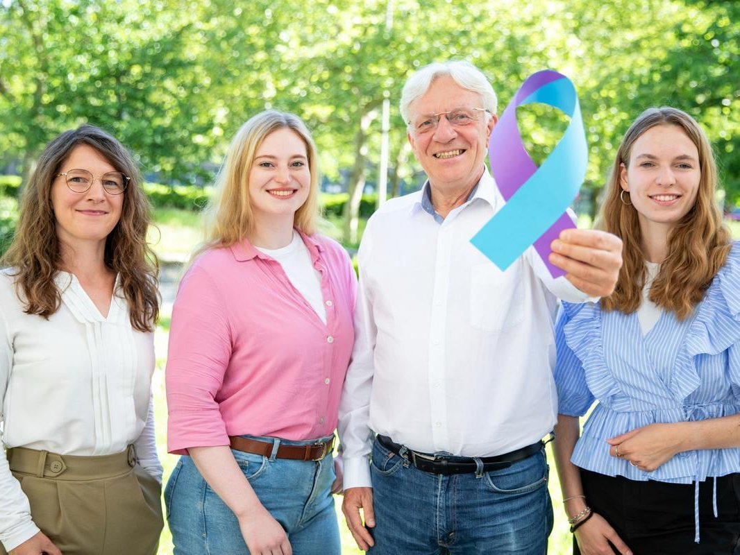 Ein Projektteam, bestehend aus drei Frauen und einem Mann. 