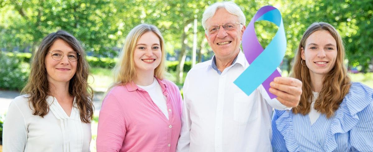 Ein Projektteam, bestehend aus drei Frauen und einem Mann. 