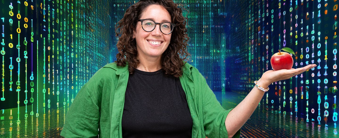 Eine Wissenschaftlerin steht in einem virtuellen Raum und hält einen Apfel in der Hand.