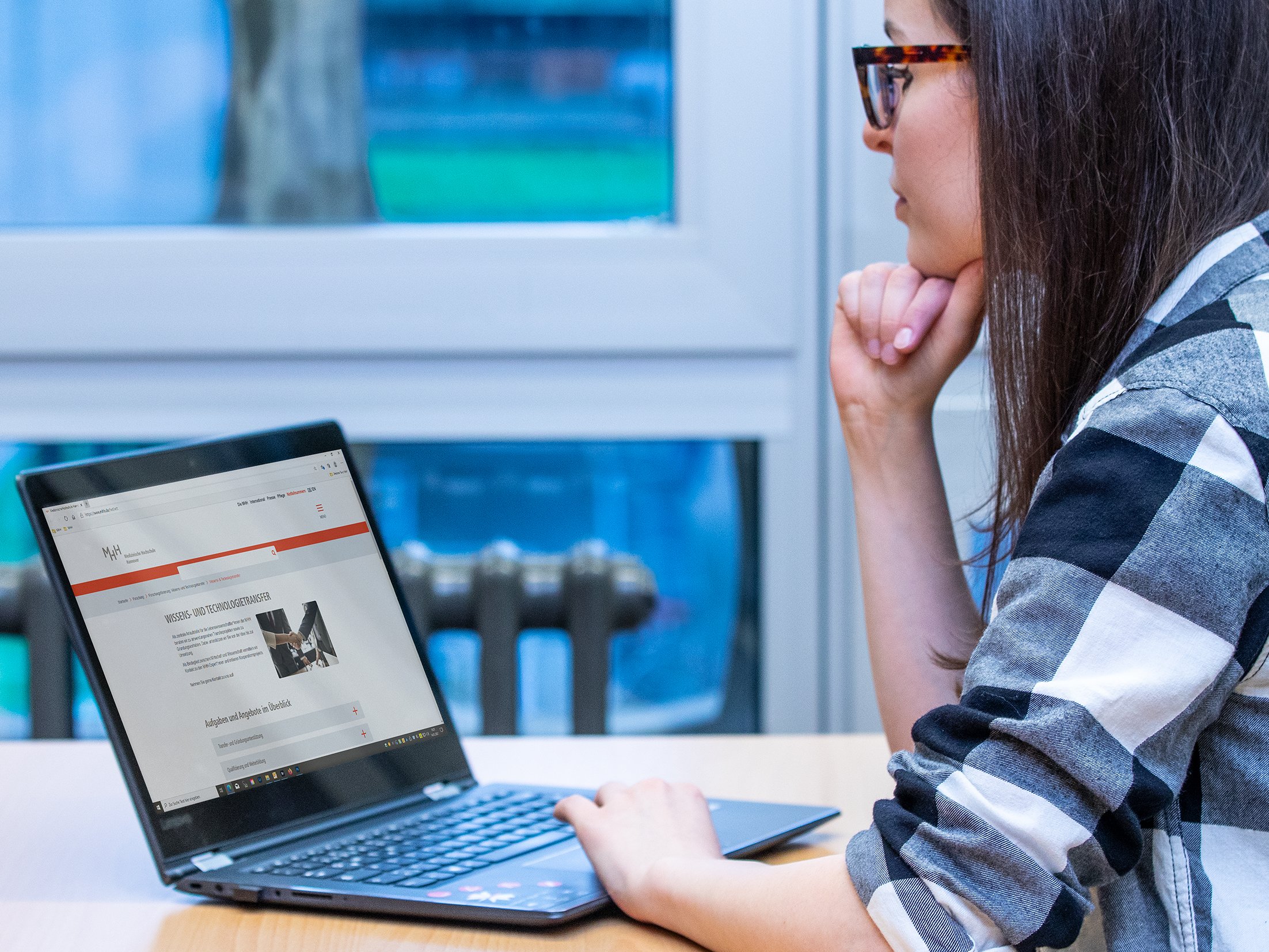 Woman sitting in front of a laptop. Copyright: Karin Kaiser/MHH