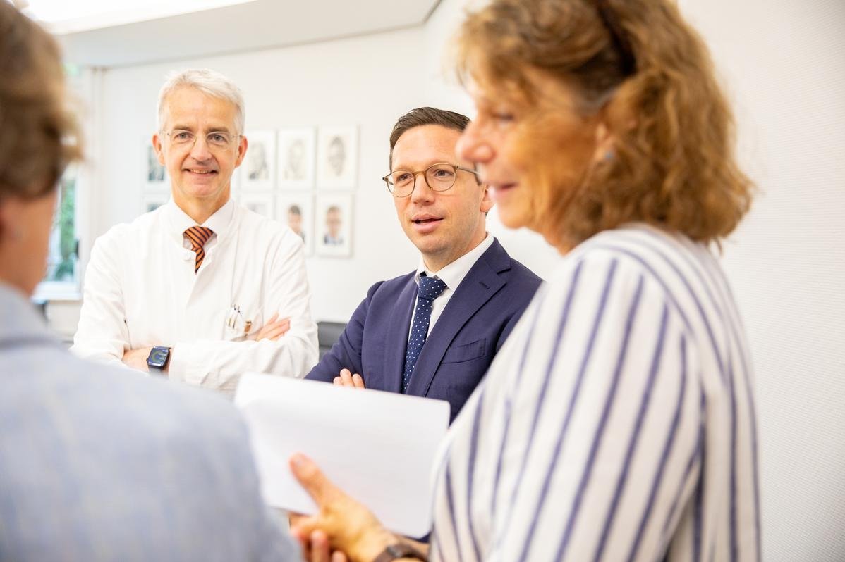 (from left): Prof. Dr. Frank Lammert, MHH Vice President, Minister of Science Falko Mohrs, MHH President Prof. Dr. Denise Hilfiker-Kleiner in conversation.