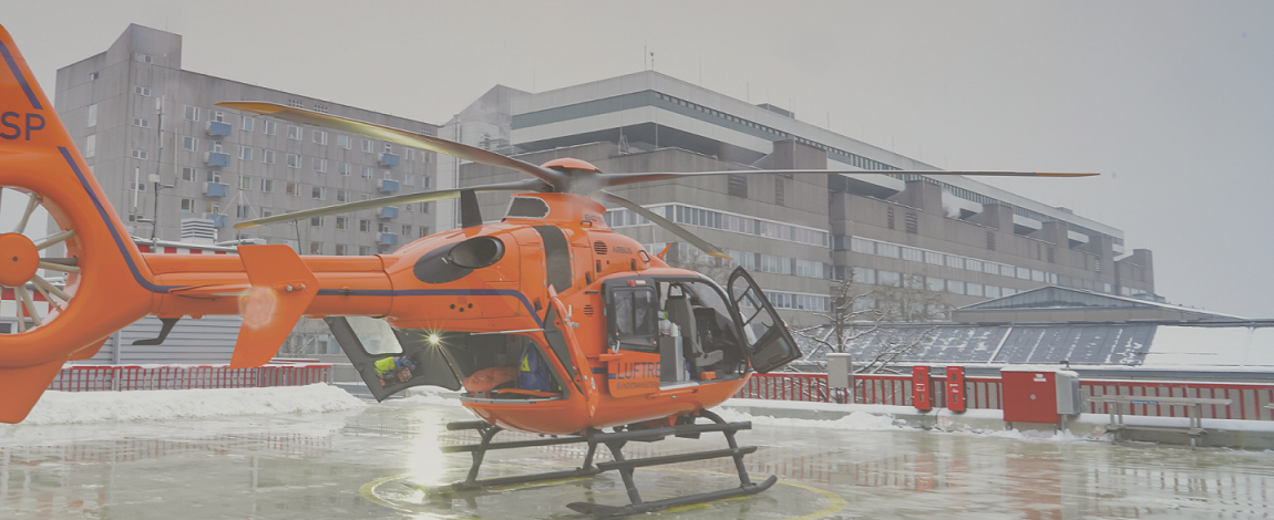 Helikopter Christoph 4 steht auf dem Landeplatz an der MHH.