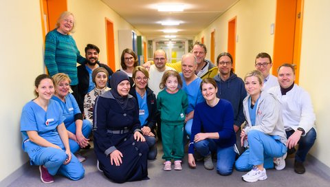 Es zeigt das interdisziplinäre und interprofessionelle Team aus Ärztinnen, Ärzten und Pflegekräften der pädiatrischen Pneumologie, Kinderintensivmedizin sowie HTTG-Chirurgie, Physiotherapeutinnen, Ernährungsberaterinnen und einer Transplantationskoordinatorin