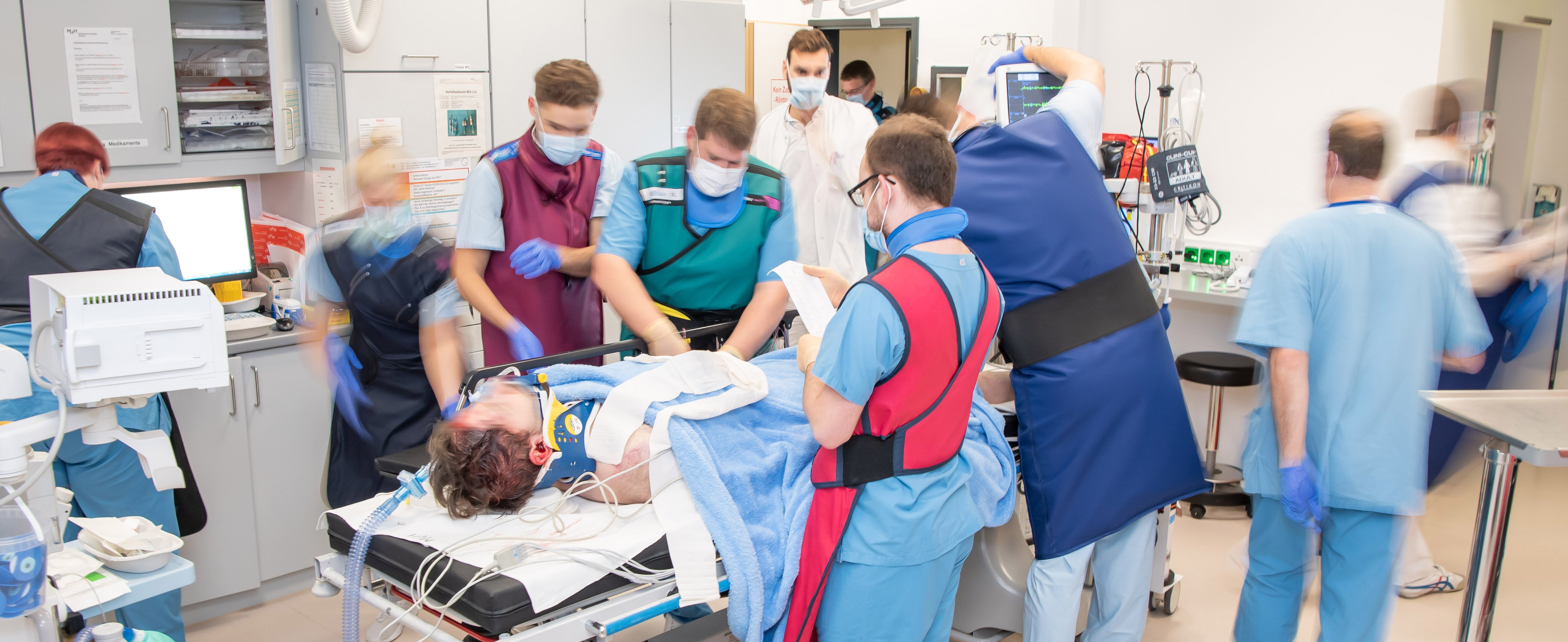 Ein Team von Ärzten und medizinischem Personal versorgt einen Schwerverletzten in der Notaufnahme der MHH