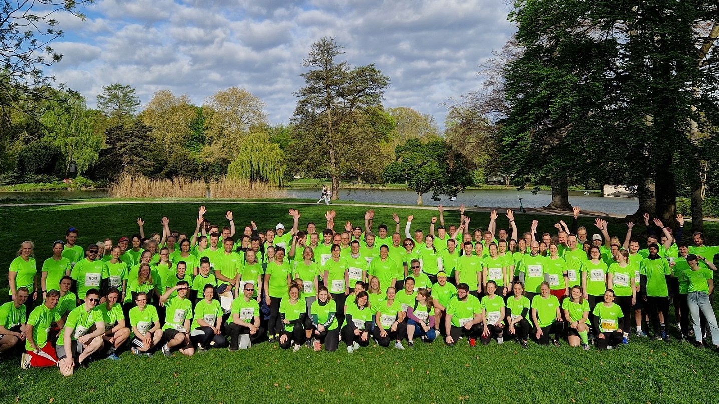 250 MHH-Mitarbeitende stehen im Maschpark für ein Gruppenfoto zusammen. 