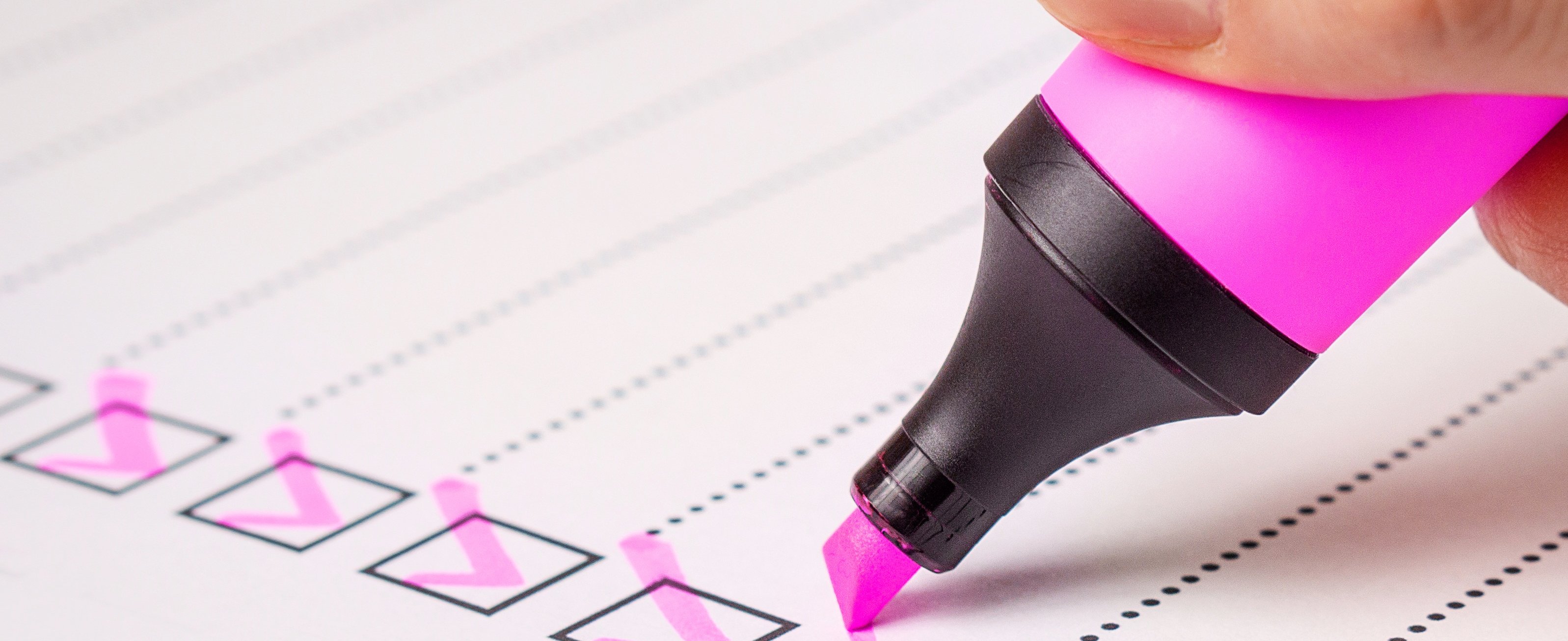 Checkliste Checkliste, welche mit pinkem Marker abgehakt wird