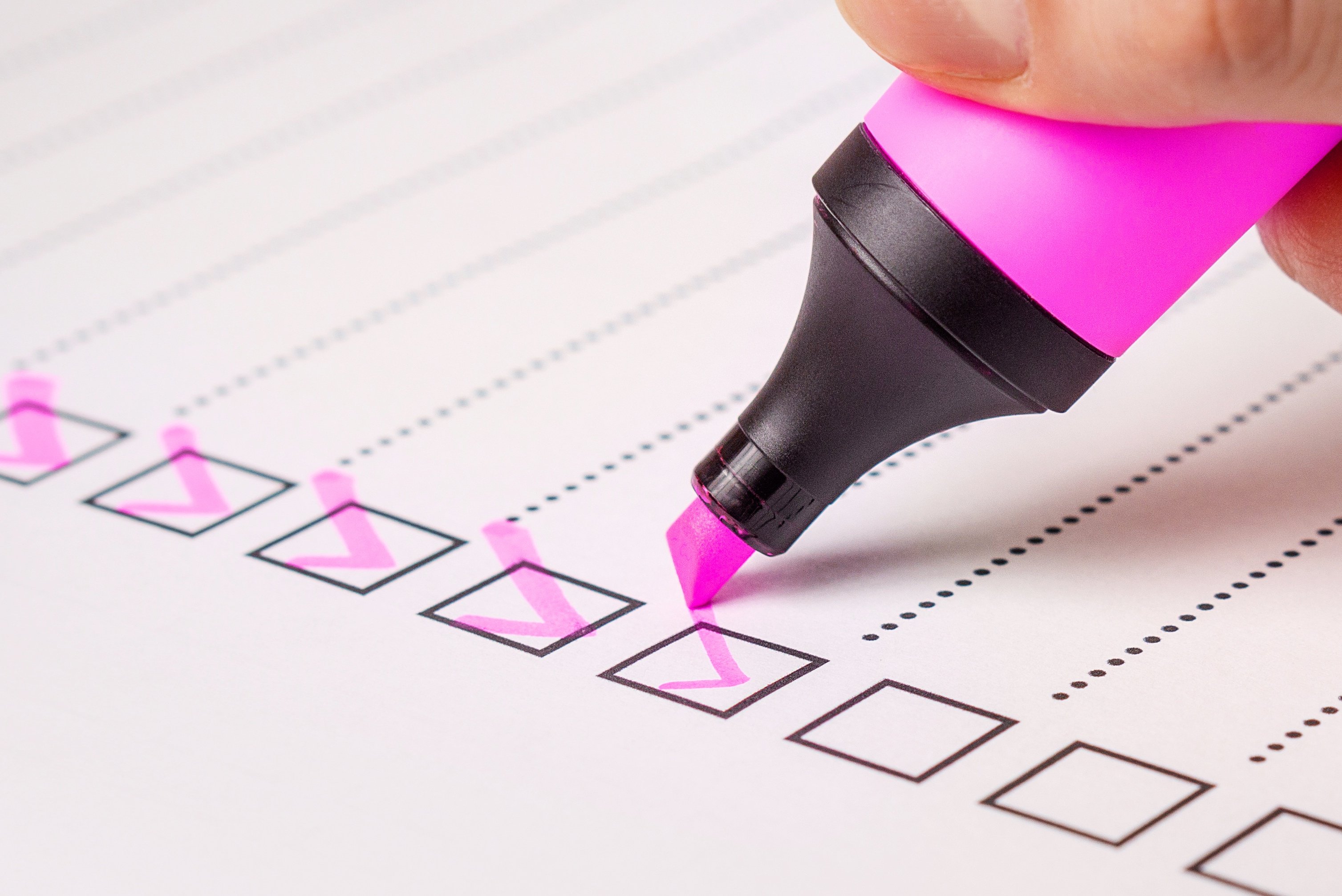 Copyright: TeroVesalainen/ pixabay Checkliste, welche mit pinkem Marker abgehakt wird