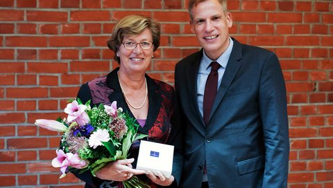 Prof. Dr. Mechthild Groß steht neben Prof. Dr. Lars Hellmeyer. 