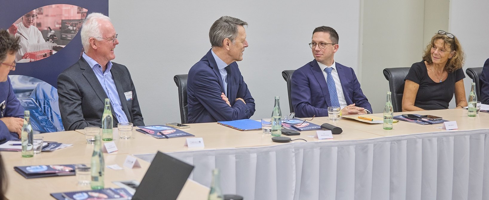 Wolfgang Nejdl, Georg Schütte, Folko Mohrs und Denise Hilfiker-Kleiner sitzen an einem Konferenztisch. 
