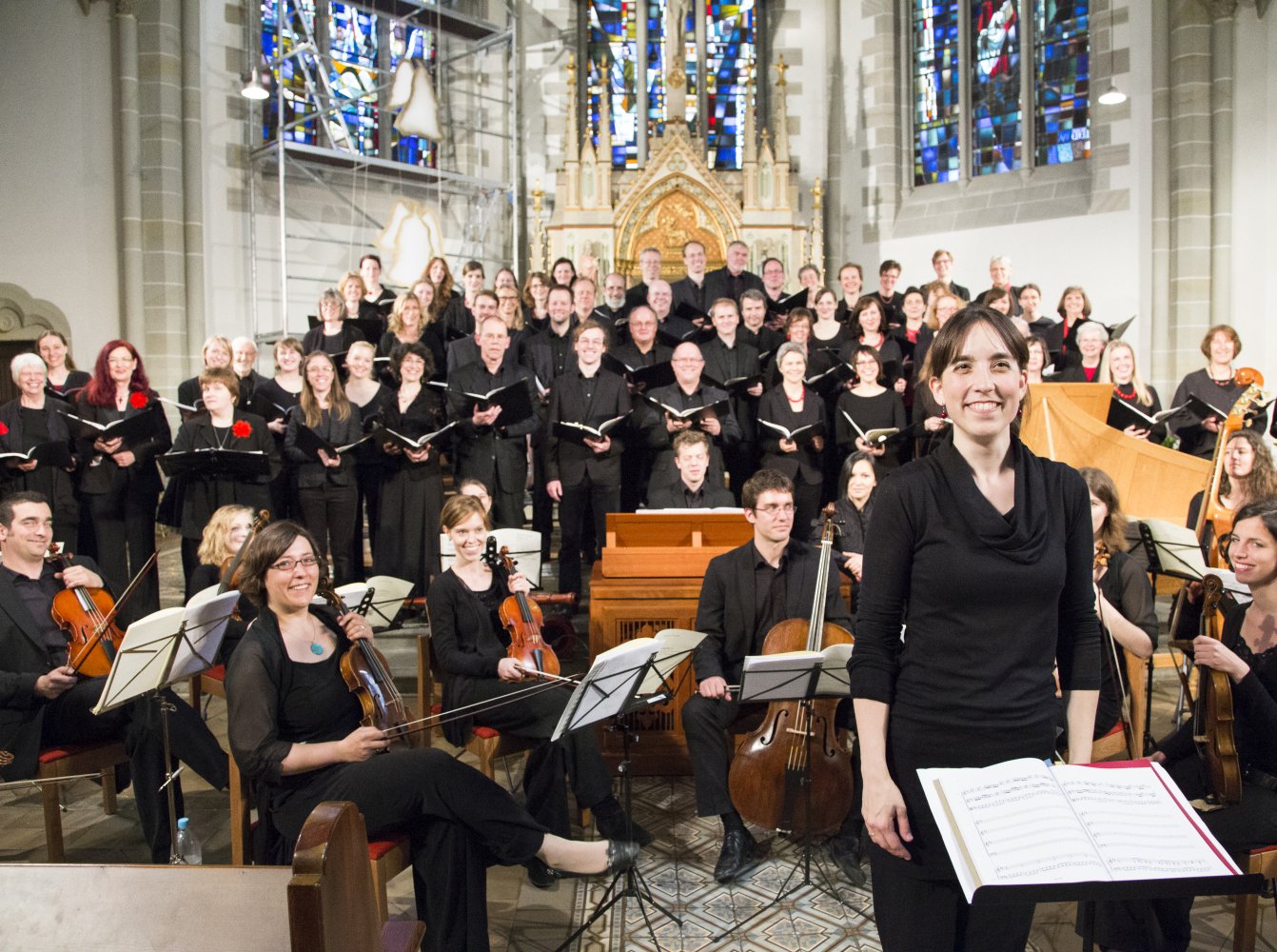 Chor und Orchester in einer Kirche