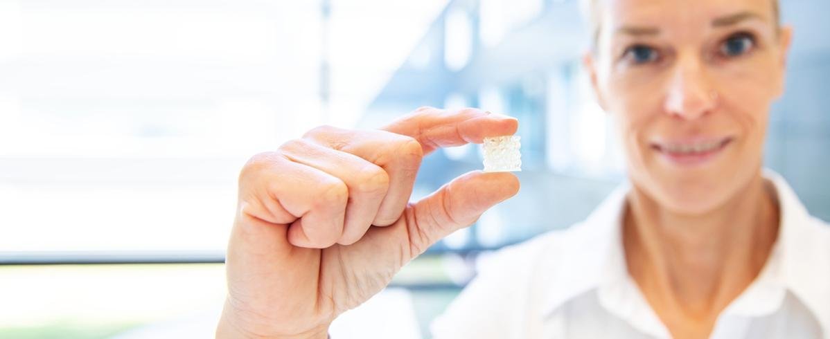 Eine Wissenschaftlerin hält eine neu entwickelte Membranstruktur für künstliche Lungen in der Hand.