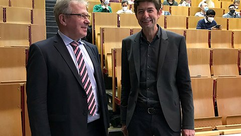 Prof. Dr. Reinhold Förster, Dekan der HBRS und Prof. Dr. Christian Drosten steht neben Prof. Dr. Reinhold Förster im Hörsaal der MHH.