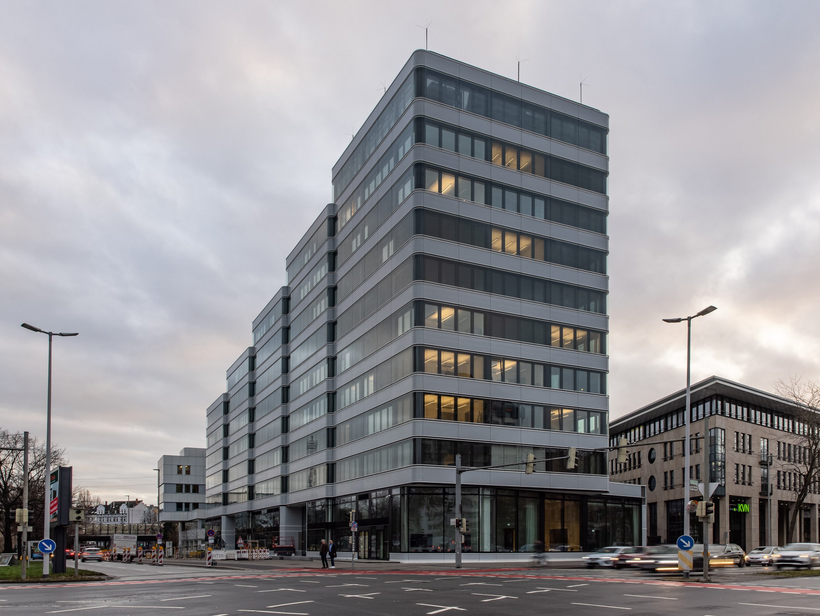 Das zehnstöckige Gebäude besteht aus fünf Gebäudeteilen und Steht an der Ecke einer Ampelkreuzung.