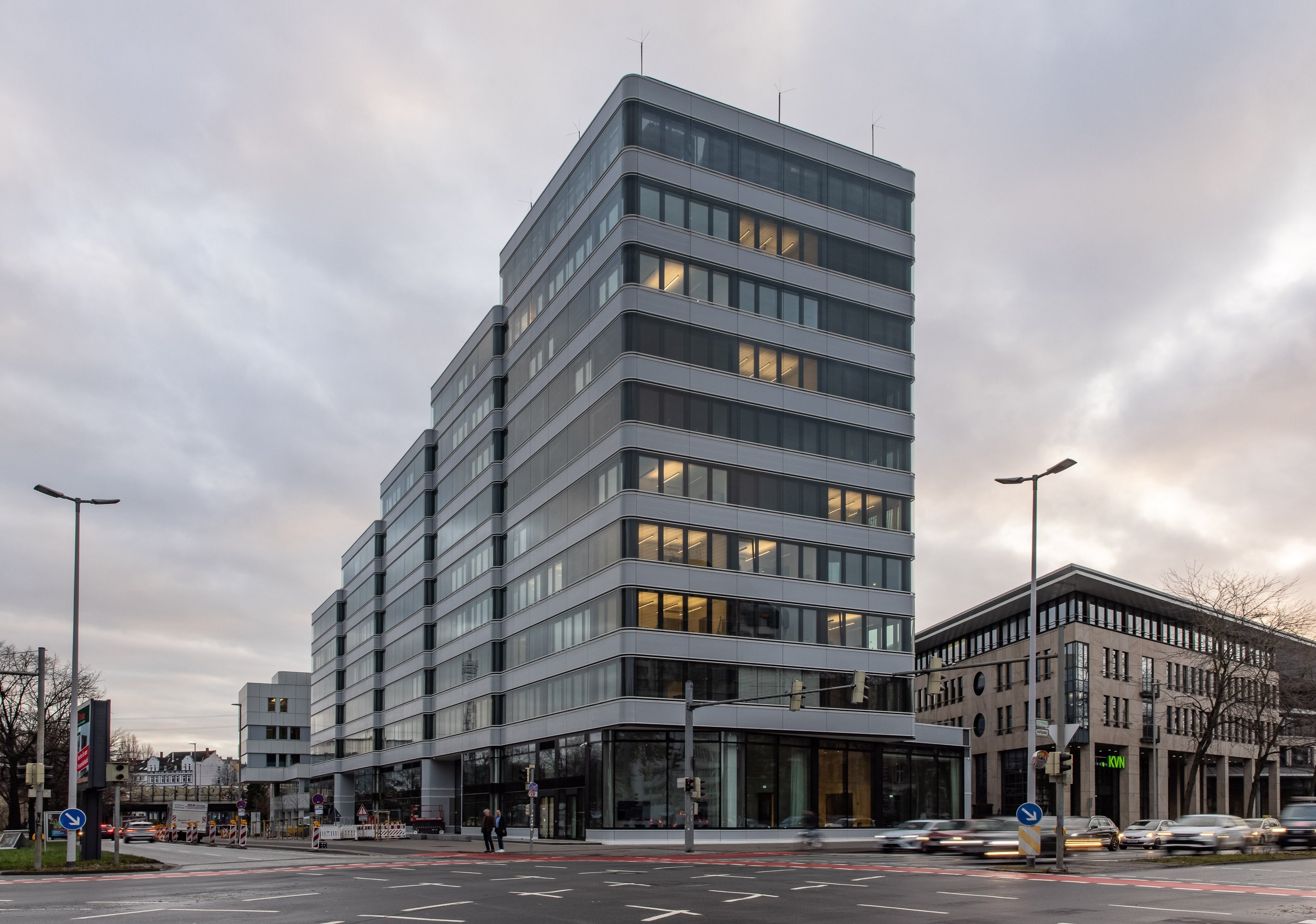 © Helge Krückeberg, ÄKN Das zehnstöckige Gebäude besteht aus fünf Gebäudeteilen und Steht an der Ecke einer Ampelkreuzung.