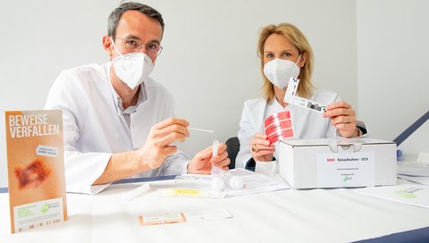 Professor Dr. Stephan Sehmisch (links) und Professorin Dr. Anette S. Debertin halten Material zur Untersuchung und Spurensicherung in den Händen.