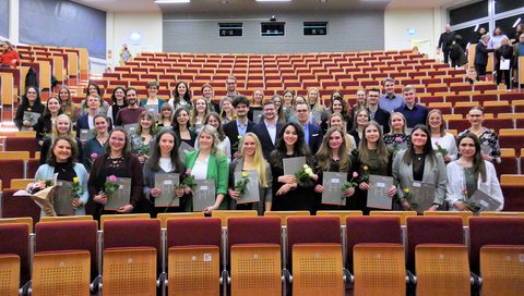 Graduates of the three biosciences Master's programmes receive their Master's certificates in person in an MHH lecture theatre. 