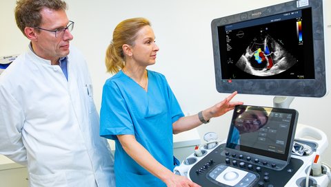 Professor Dr Marius Hoeper and Professor Dr Karen Olsson look at the ultrasound image of a heart damaged by pulmonary hypertension.