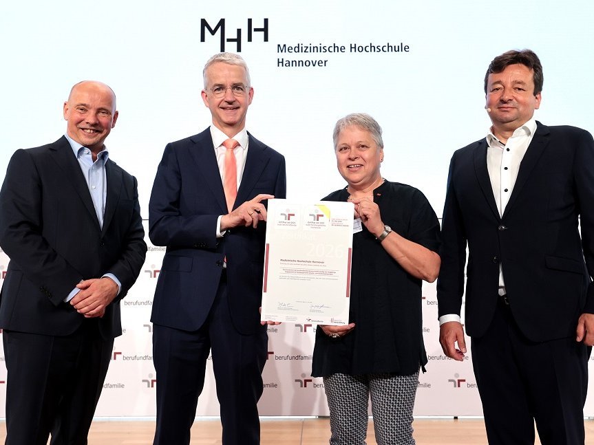 Professor Helmut Schneider, Board of Trustees of berufundfamilie; MHH Vice President Professor Frank Lammert; Kerstin Bugow, MHH Office of Equal Opportunity; and Oliver Schmitz, managing director of berufundfamilie. Copyright: Press Photo Berlin 