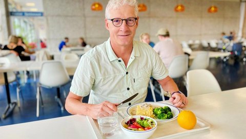 Ein Mann sitzt vor einem Teller mit gesundem Essen. Copyright: Karin Kaiser/MHH